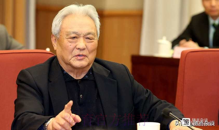 [组图]年维泗、陈成达、张吉龙获“足球事业杰出贡献奖”